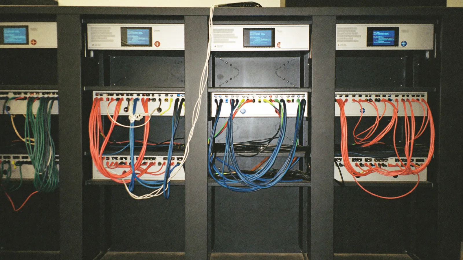 Una sala server con file di armadi dati e cablaggio di rete